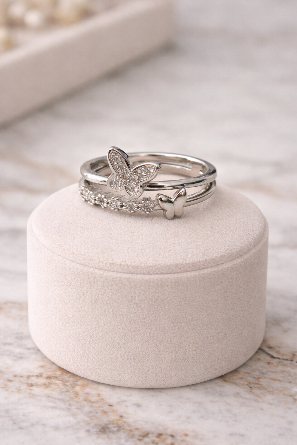 Anillo mariposa plateado.