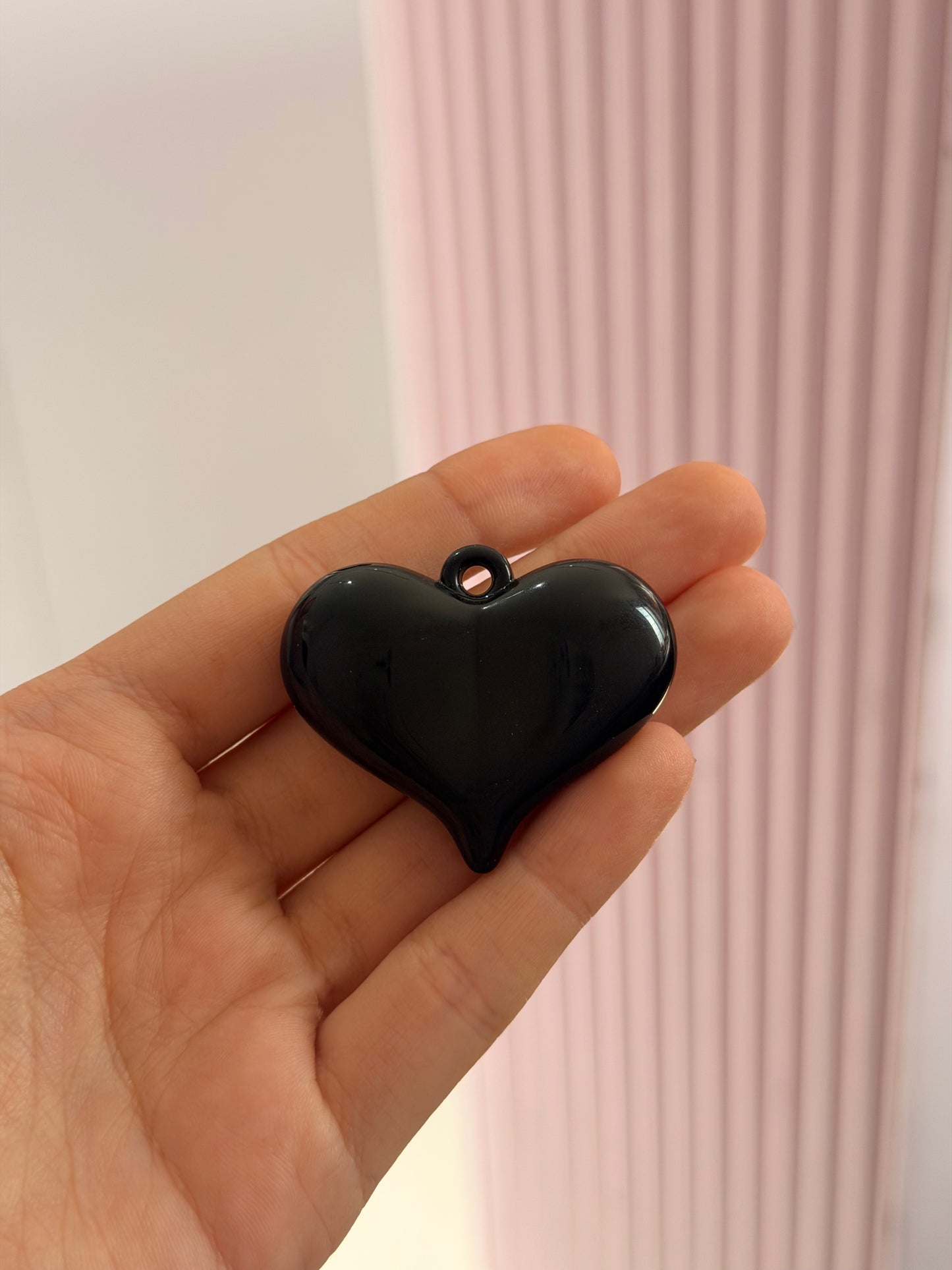 Dije maxi corazón negro.
