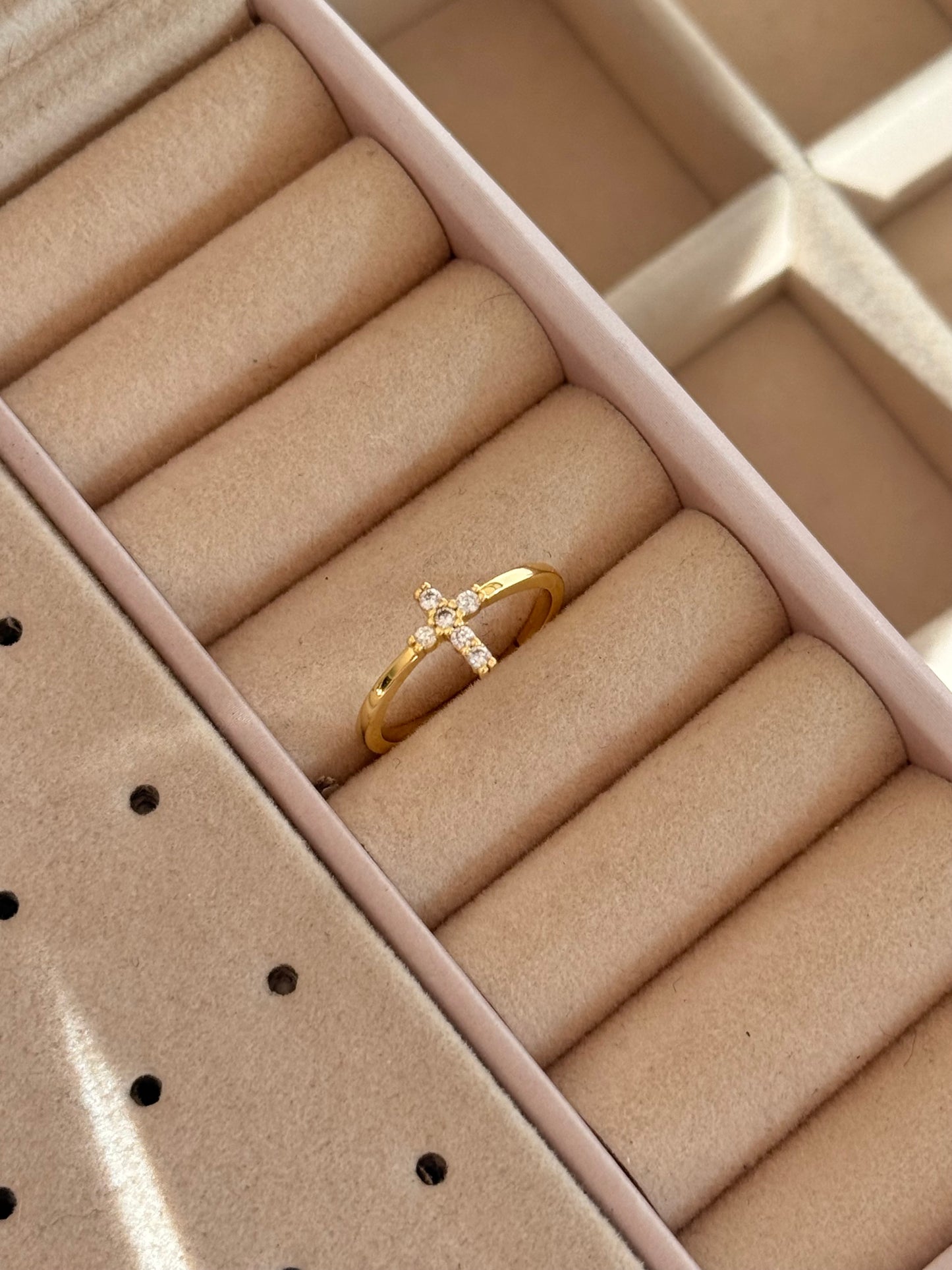 Anillo cruz dorado