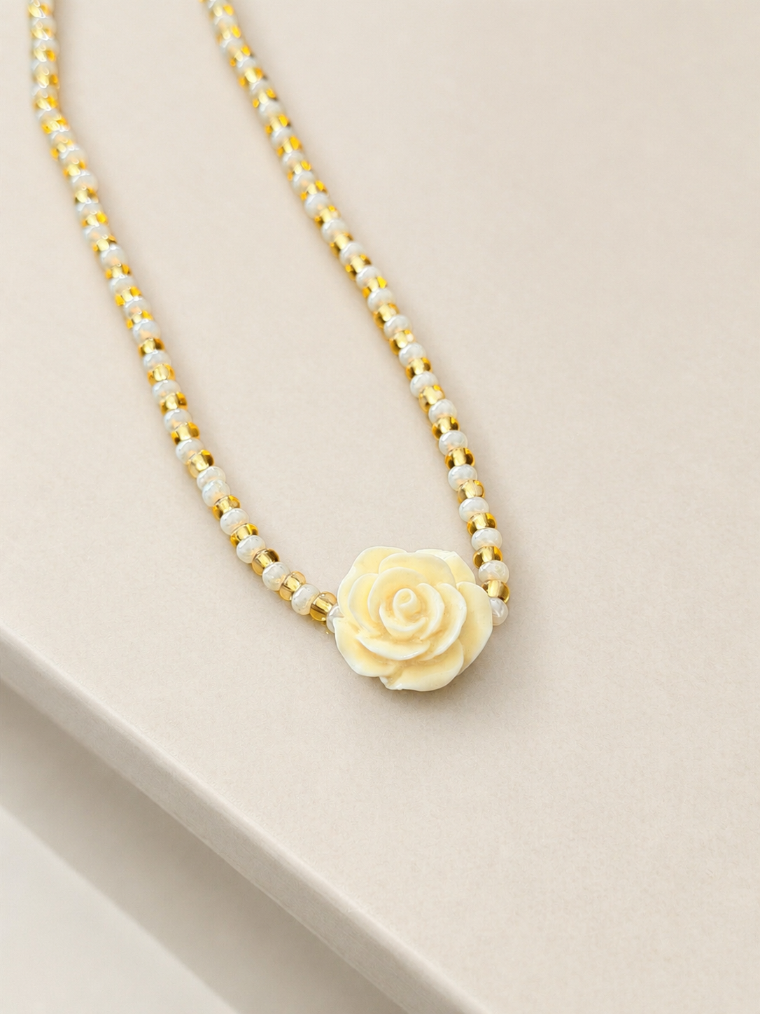 Collar XL rosa blanca