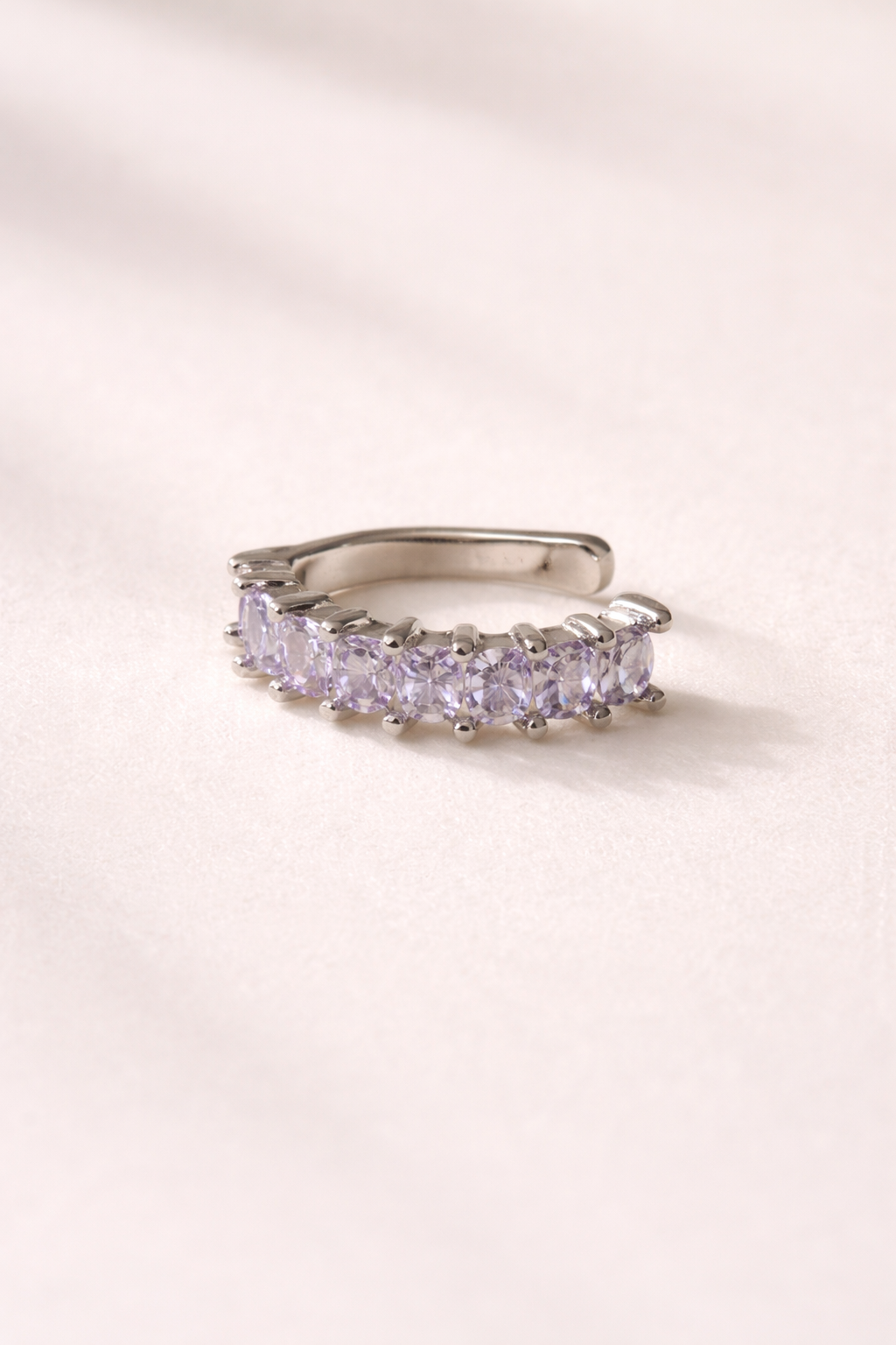 Earcuff plateado lila