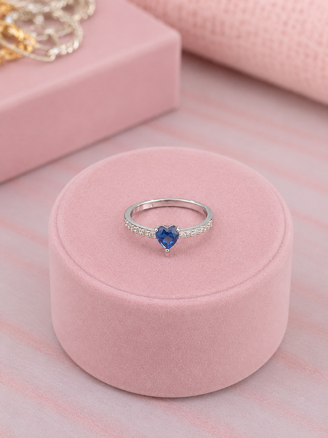 Anillo plateado corazón azul.