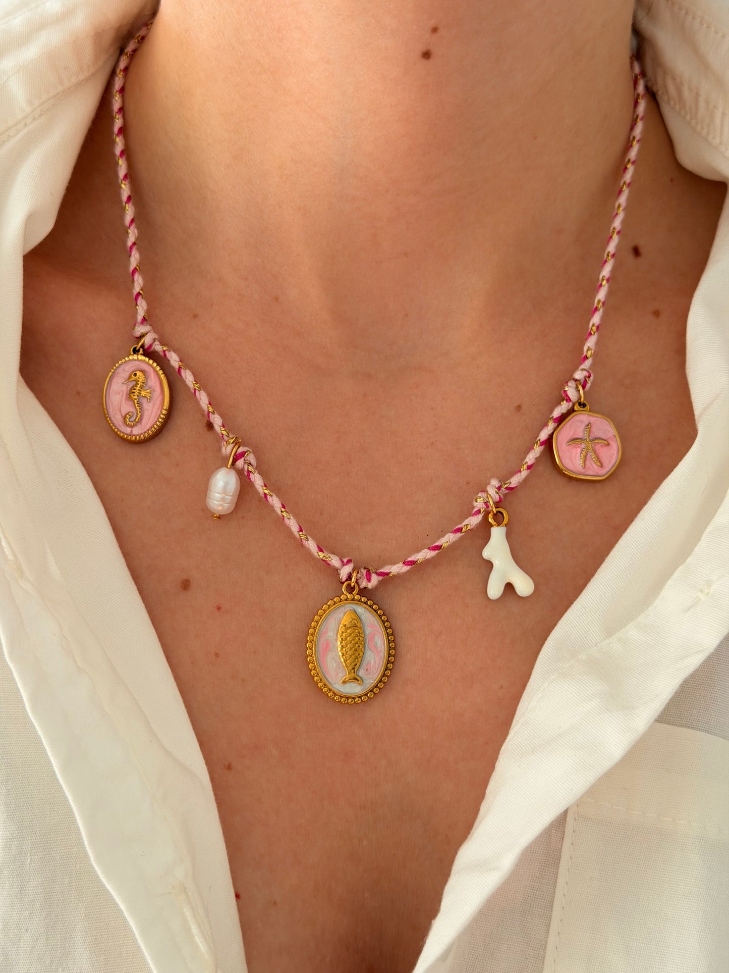 Collar mini charms mar rosado.