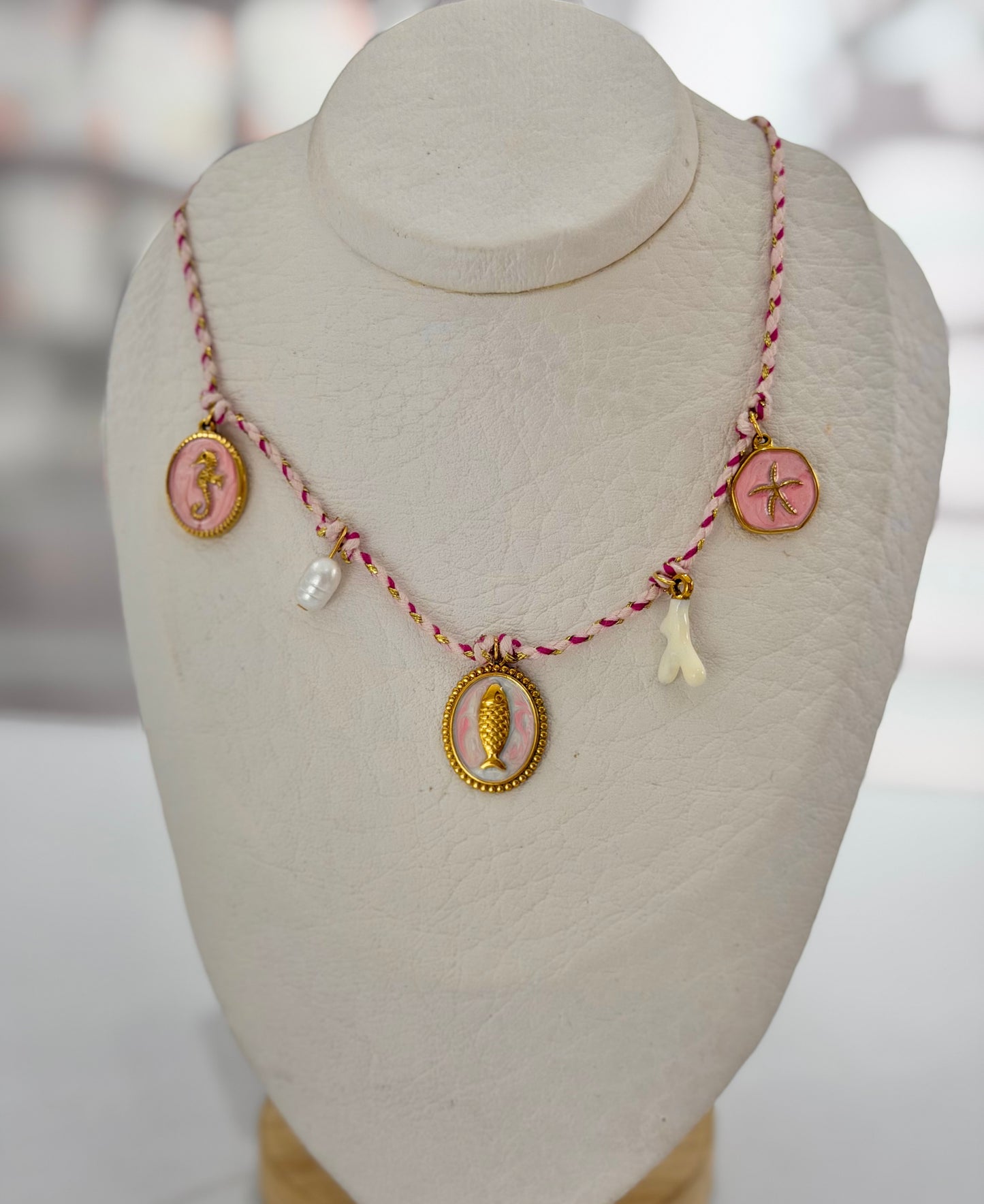 Collar mini charms mar rosado.