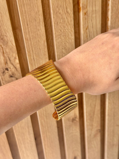 Pulsera desnivel dorado