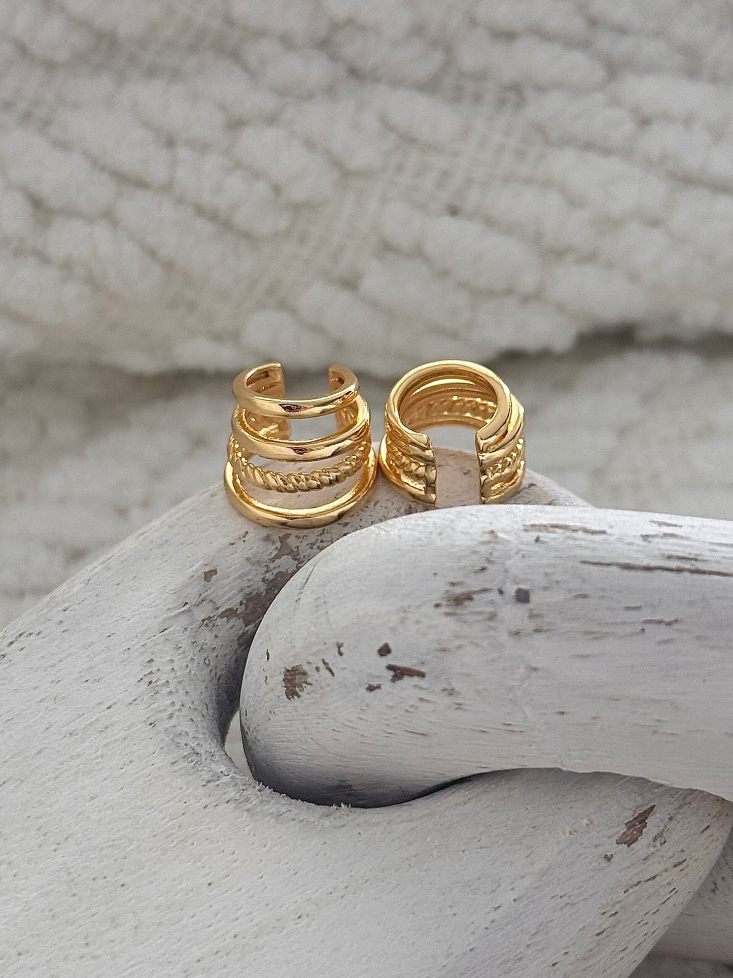 Earcuff líneas dorado