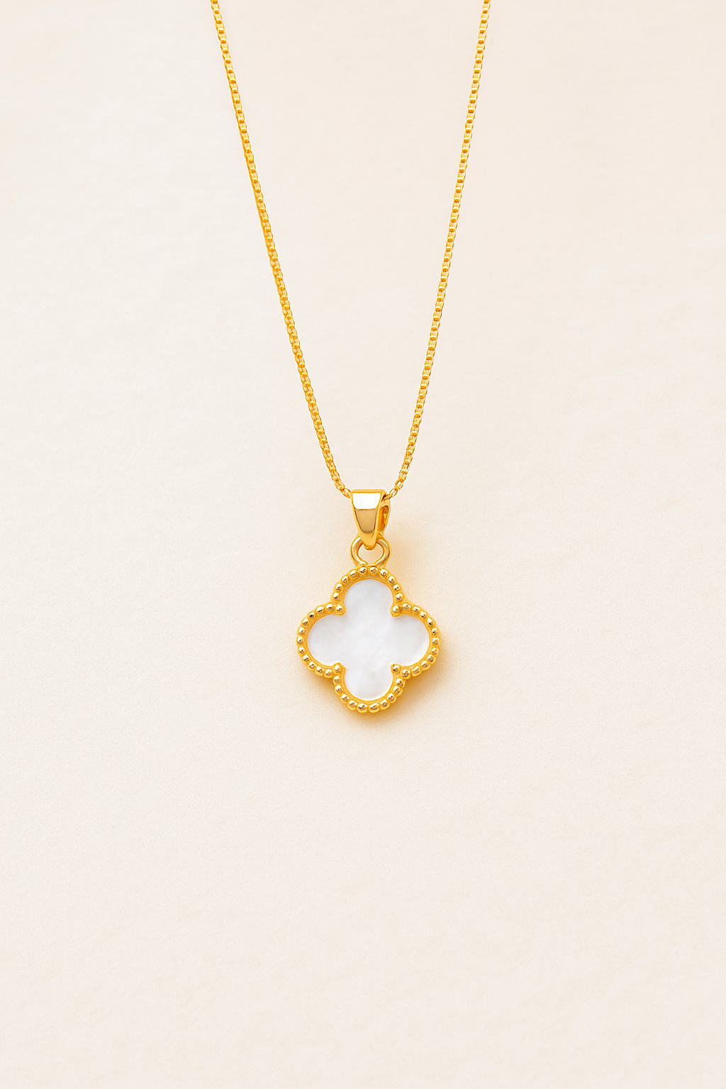 Collar trébol blanco