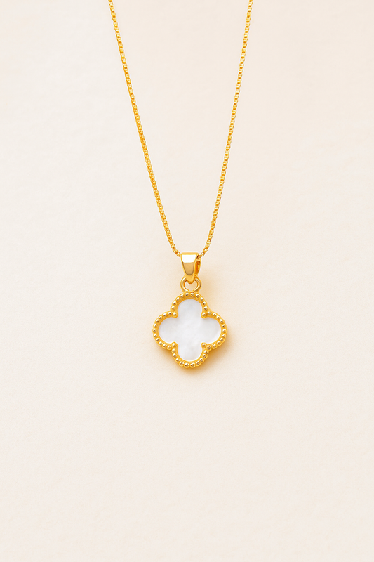 Collar trébol blanco